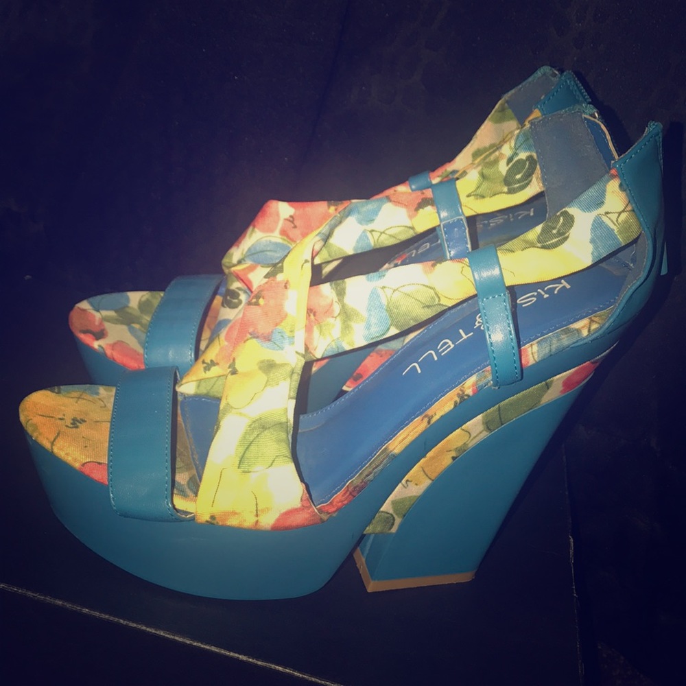 Kiss & Tell Wedges